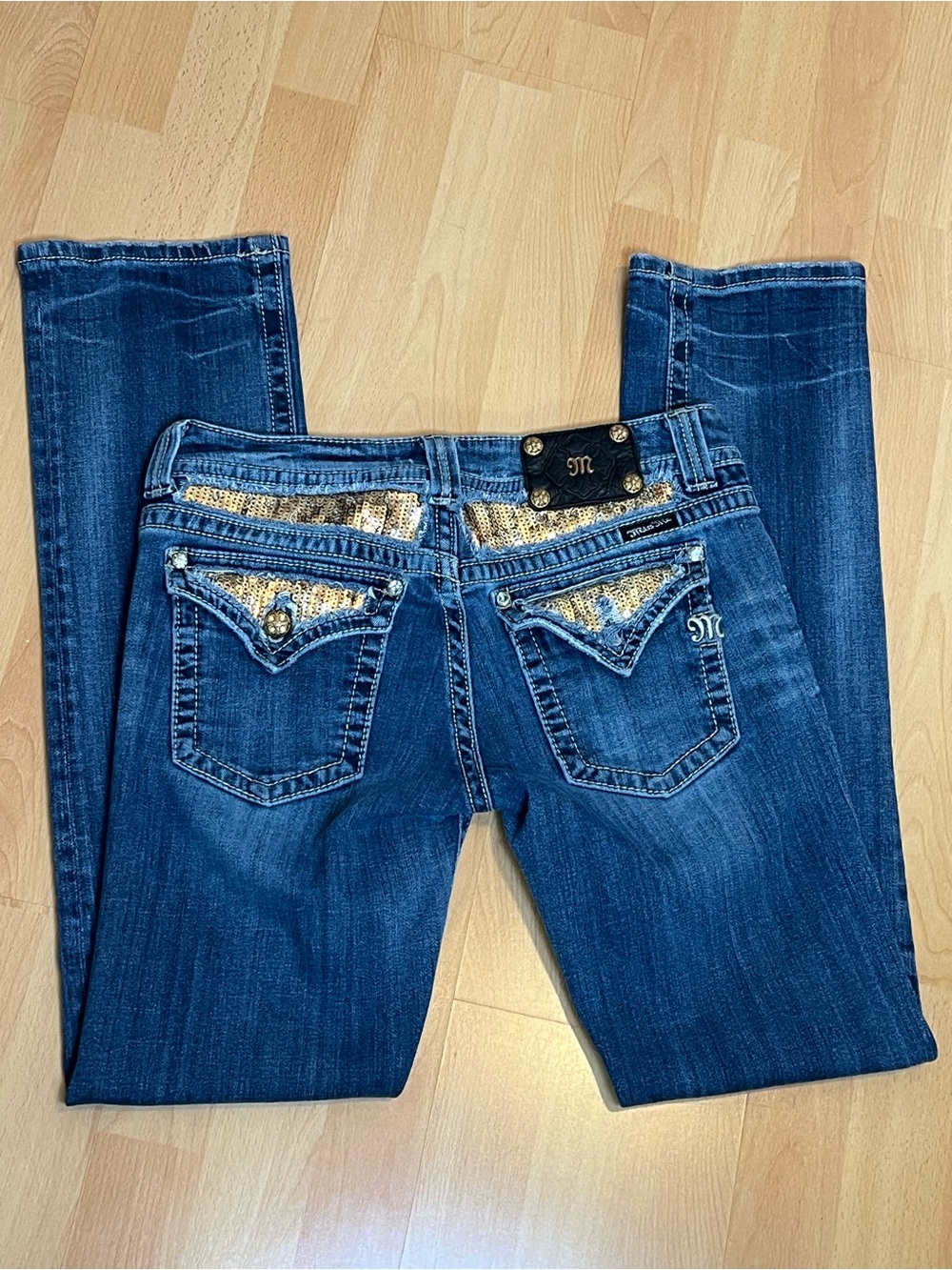 MISS ME Straight Leg Jeans With Gold Sequins
(Minor Flaw,Missing Button On Back)